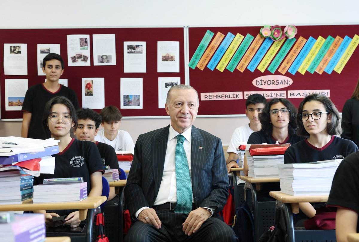 oktay_saral's tweet photo. 2023-2024 Eğitim-Öğretim yılının kıymetli öğrenci, öğretmen ve velilerimize hayırlı olmasını temenni ediyor, yarınlarımızın güvencesi değerli öğrencilerimize ve tüm eğitim camiamıza verimli bir dönem geçirmelerini diliyorum.

İyi dersler çocuklar! 📚🔔 https://t.co/NhGzlrLVjx
