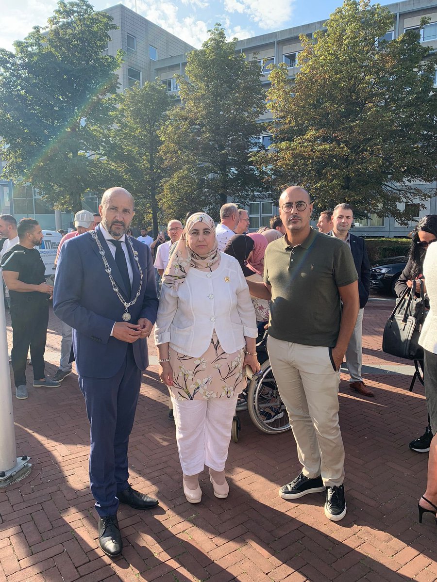 Vanochtend stonden veel Arnhemmers stil bij de ramp in Marokko en werd de vlag halfstok gehesen. <a href="/Yazidaitchrif/">El Yazid Ait Chrif</a> bracht onze steunbetuiging over aan de gemeenschap en een afvaardiging van het Koninkrijk Marokko.