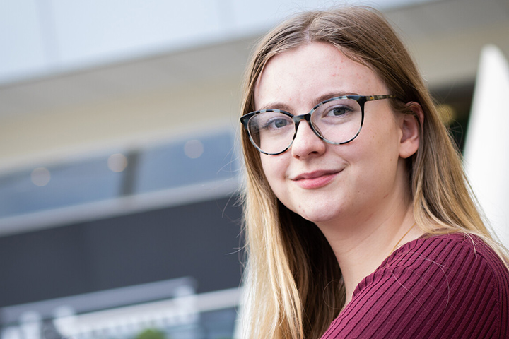 Freya was working as a support worker in the pathology department of her local hospital when she was encouraged to achieve a degree-level qualification so she could progress within the NHS. This is Freya's story.. bradford.ac.uk/undergraduate/…