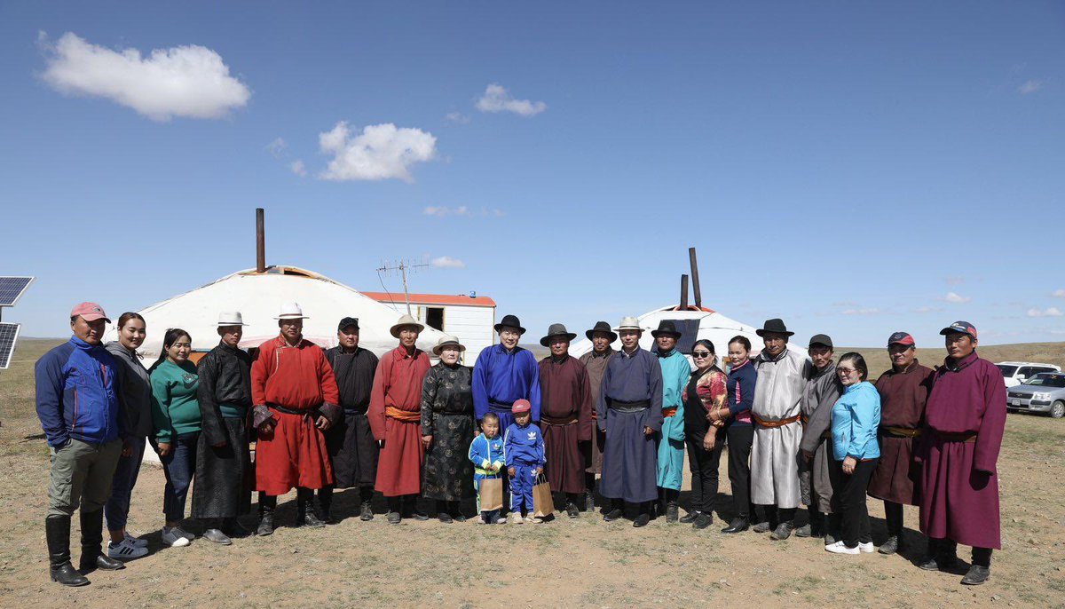Дундговь аймгийн Дэрэн сумын Саруул багийн иргэн, аймгийн аварга малчин Н.Болдбаатарынд Монгол Улсын Ерөнхий сайд зочилж Засгийн газраас хэрэгжүүлэхээр төлөвлөж буй "Малчдыг дэмжих хөтөлбөр"-н талаар ярилцаж санал бодлыг нь сонслоо. 

Гэрийн эзэн Н.Болдбаатарын өвөө 1948 онд