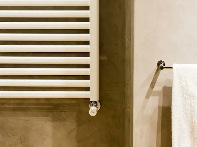 Wasserschäden sind die häufigste Gefahr für Gebäude. Sie sind zehnmal häufiger als Brände, Einbrüche, Überschwemmungen, Tornados und Blitzeinschläge zusammen. Daher sollte ein geeigneter Leckage-Schutz in jedem Gebäude gewährleistet werden.   buff.ly/45Xvuwe