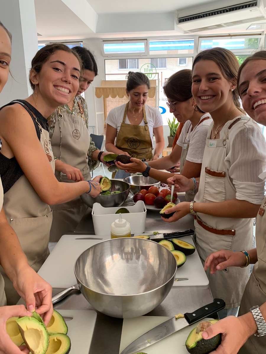 cm_alcor's tweet image. Cocina, team building y @ReyLeonMusical. Gran finde con nuestras veteranas de 2º 👇🏻