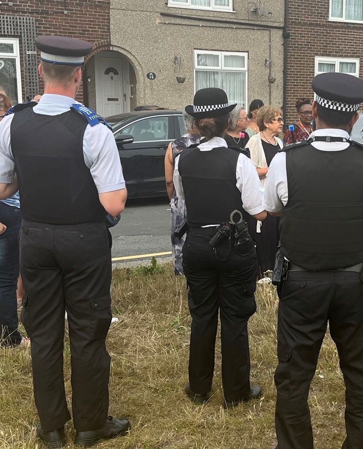 MPSParsloes's tweet photo. We attended @margarethodge's meeting with residents last week. We have increased our evening patrols in the area,  with assistance from the #Crimeandenforcementtaskforce team, to tackle ASB in the area.

#YouSaidWeDid #MyLocalMet

@MPSBarkDag @LocalCrimeBeats @essex_crime 
7184EA https://t.co/ztLuSkhNLT