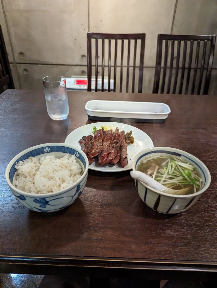 Naoki_0325's tweet photo. #仙台 の #牛たんの一仙 で定食を食べました。タンに切れ���みがないので食べ応えがあり、満足出来るボリューム感がありました。 https://t.co/x139Hern0n