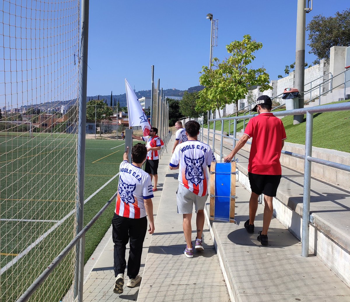 Gol_Cat's tweet photo. Pocs o molts, però sempre fidels🧣🛡️

Els aficionats al club del seu municipi o barri tornen a les graderies per donar suport als seus equips. 

#2cat1 #2cat2 #2cat3 #futbolcat https://t.co/DR5hu68WIA