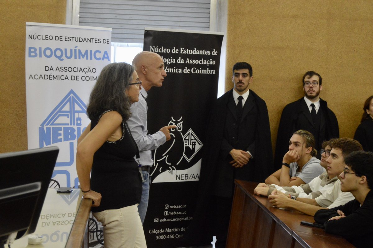 DCV_UC's tweet photo. Os novos alunos já circulam pelas instalações do DCV. Transportam consigo a esperança de ultrapassar desafios, oferecendo todo um novo colorido aos nossos espaços. As boas-vindas já foram dadas "oficialmente" pelo diretor, subdiretora e coordenadores das licenciaturas do DCV. https://t.co/BuCPqliIt8
