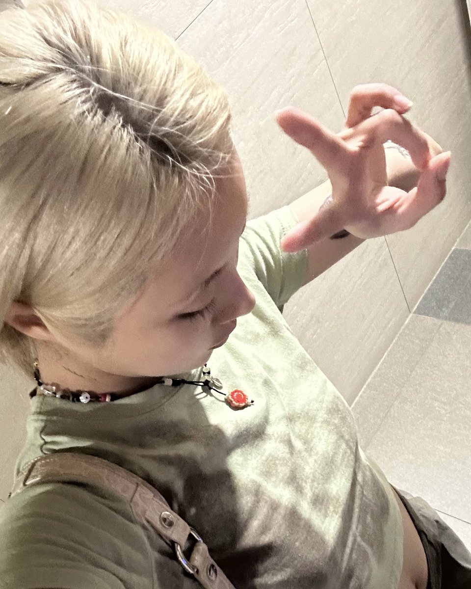 THEL1VE_LABEL's tweet image. [#WheeIn] 
잠시 후, PM 8시!
89.1MHz #볼륨을높여요 📻
스페셜 DJ #휘인 이와 함께 만나요!
본방사수🤙🏻