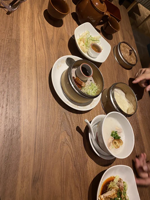 桃菜行ってきた。そんな食えないし食べ放題より6品セットで充分だろうと思ってたけど… 足りない。食べ放題一択。 味は普通。私点心レポしてたから舌が肥えてるからなあ… 小籠包が焼売みたいだった