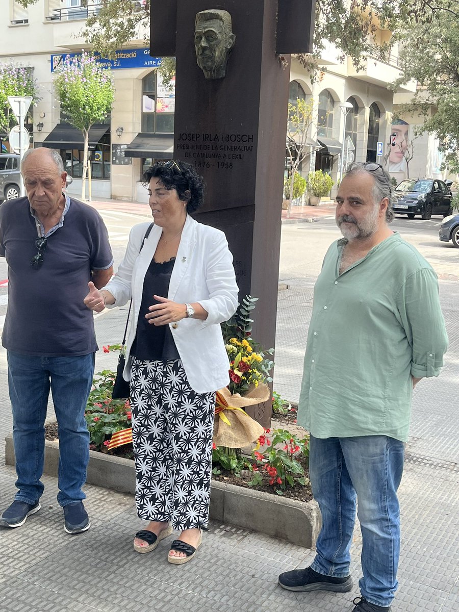 erc_guixols's tweet photo. Com cada 11 de setembre @erc_guixols ha participat a l’ofrena floral al cementiri municipal i a la Rambla de la Generalitat per retre homenatge a un dels més il·lustres ganxons, el President Irla. Un President que fou nomenat a l'exili i a l'exili va morir. Visca Catalunya Lliure https://t.co/Vh0ov0jslD