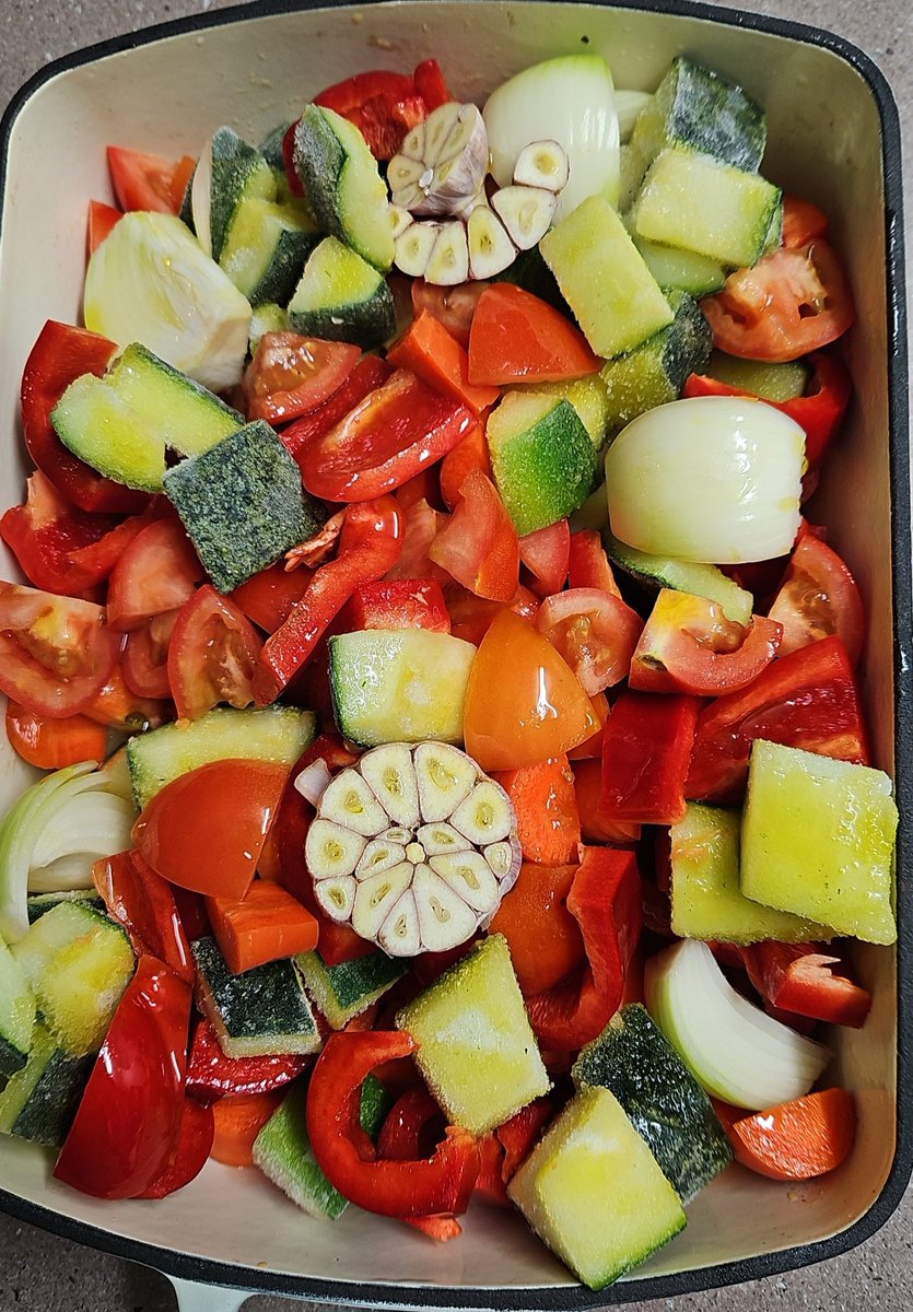 Langf2Chrystale's tweet image. Sick Munchkins means homemade soup with garden herbs.  #goldfishcrackers #vegetablesoup #soup #goodsoup #homemadedinner