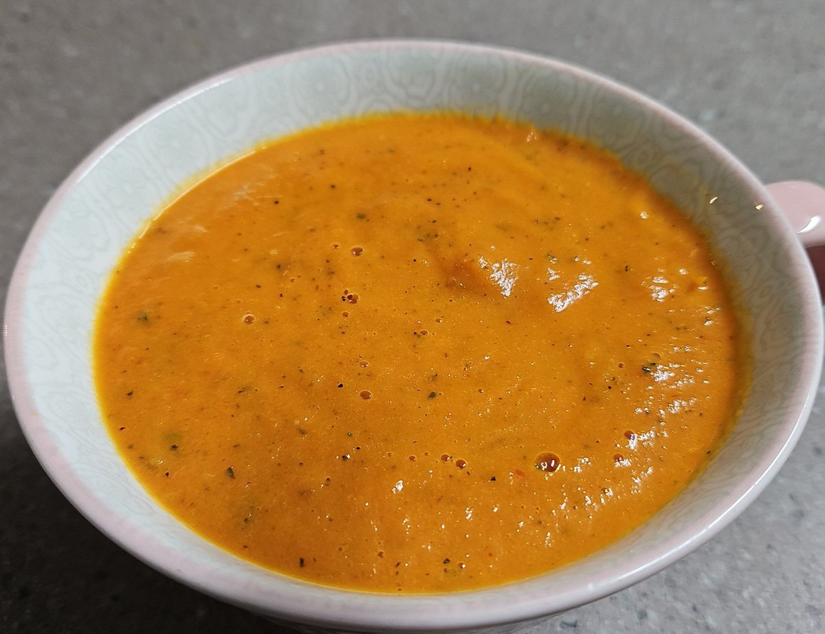 Langf2Chrystale's tweet image. Sick Munchkins means homemade soup with garden herbs.  #goldfishcrackers #vegetablesoup #soup #goodsoup #homemadedinner