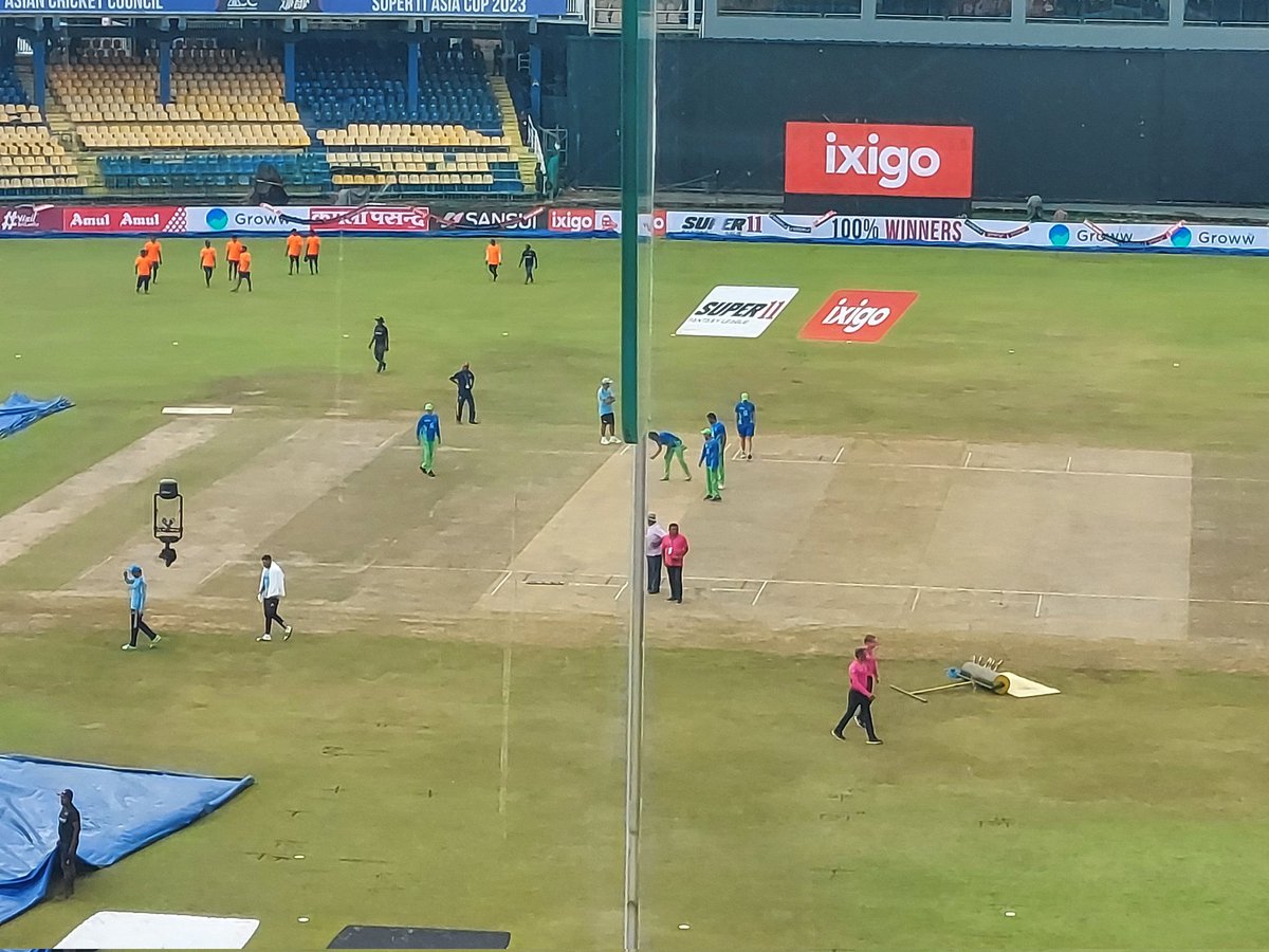 rmantu92's tweet photo. The players are on the ground, having a look at the pitch, as the covers are being peeled off.  #Colombo #IndiavsPak #INDvsPAK #BHAvsPAK #colomboweather https://t.co/5TWwyM4Ocp