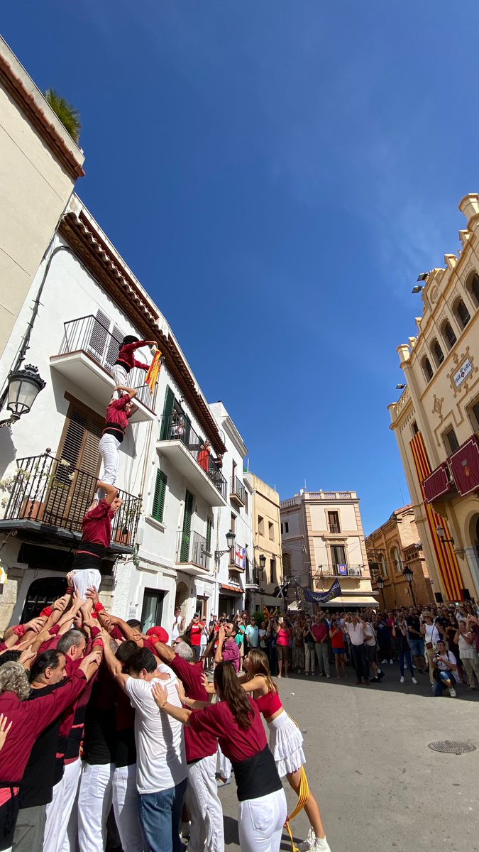 Des de la Colla Jove de Castellers de Sitges volem desitjar-vos una bona diada nacional de Catalunya 💛❤

Aquest matí, en l'acte organitzat per <a href="/AjSitges/">Ajuntament de Sitges</a>, hem alçat un pilar de 4 desprès de fer l'ofrena floral conjuntament amb les difrentes entitats de la vila.

#11desetembre