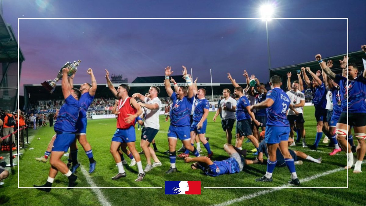Sécurité Civile (@seccivilefrance) on Twitter photo #CMMR2023 🇫🇷🏉 L'équipe de France militaire de #Rugby à XV devient championne du monde face aux Fidjiens !
👏 Félicitations à nos Bleus et notamment aux deux <a href="/MarinsPompiers/">Marins-pompiers de Marseille</a> qui composent l'équipe !
#IDRC2023 #CMMR2023 🇫🇷🏉 L'équipe de France militaire de #Rugby à XV devient championne du monde face aux Fidjiens !
👏 Félicitations à nos Bleus et notamment aux deux <a href="/MarinsPompiers/">Marins-pompiers de Marseille</a> qui composent l'équipe !
#IDRC2023