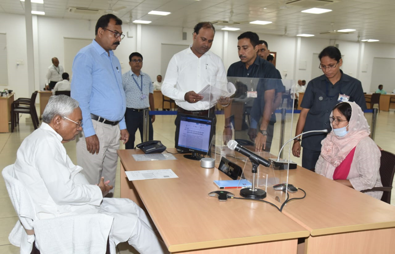 NitishKumar's tweet photo. ‘जनता के दरबार में मुख्यमंत्री’ कार्यक्रम में राज्य के विभिन्न जिलों से पहुंचे लोगों की समस्याओं को सुना और संबंधित विभागों के अधिकारियों को समाधान के लिए समुचित कार्रवाई के निर्देश दिए। https://t.co/VSxk8p8wa7