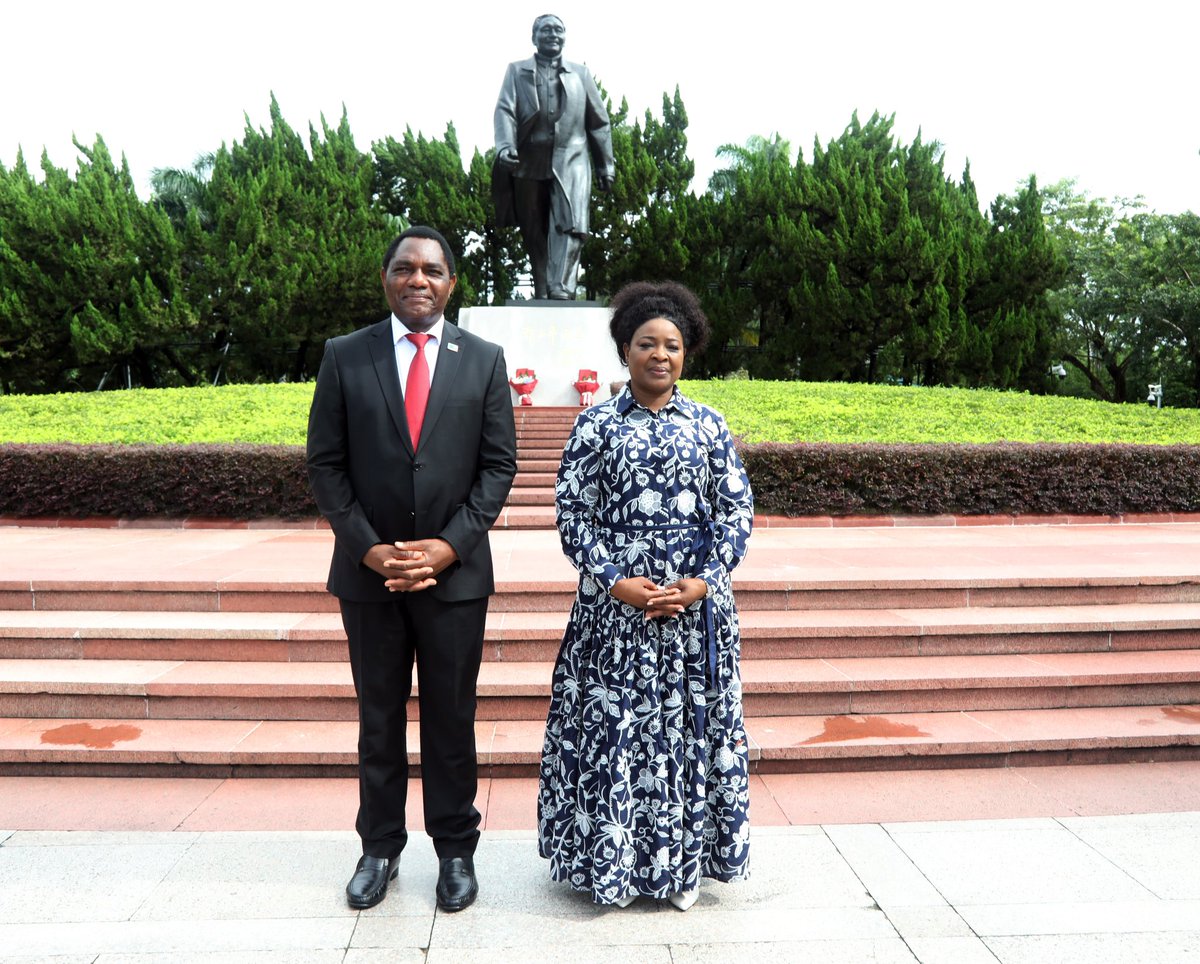 Today, we paid tribute to former Chinese President, H.E Deng Xiaoping, by laying wreaths at his statue in #Shenzhen, southern China. H.E Deng’s visionary reforms is what led to #China’s economic transformation that saw over 800million people elevated from poverty.🇿🇲🇨🇳