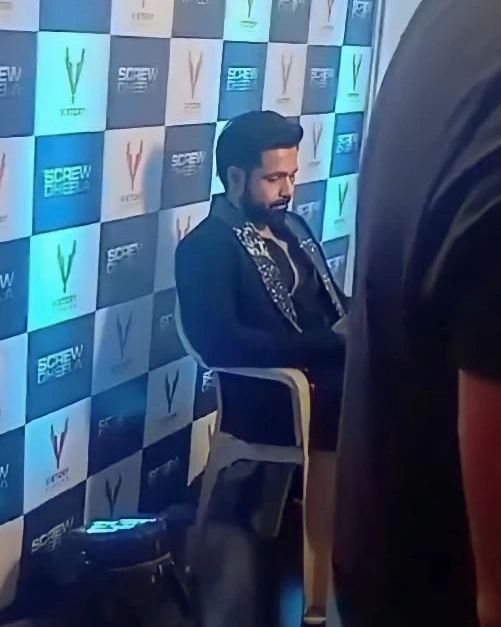 RohitSi16142859's tweet photo. New Picture @emraanhashmi was Spotted on the sets of #karanjohar 's #pruduction movie Starting 

#EmraanHashmi #TigerShroff #RashmikaMandanna #dharmapruductions https://t.co/o6R0y9K01d