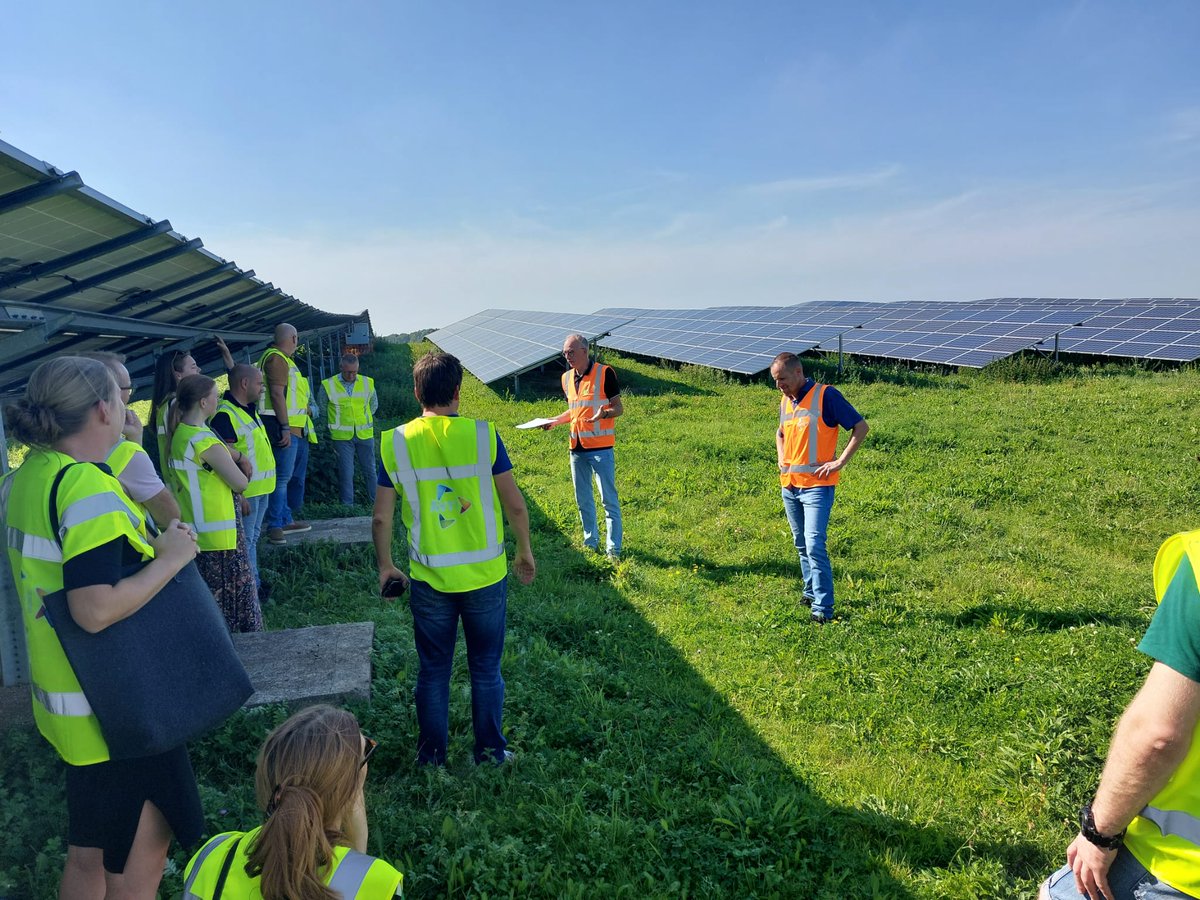 Afgelopen vrijdag organiseerde #LivingLabRivierenlandCirculair een onvergetelijke dag vol circulaire initiatieven. Van een rondleiding bij Hitachi tot zonnepanelen op een voormalige afvalberg bij Avri, en eindigen in de Makershub . Een dag vol inspiratie en inzichten. 🌱