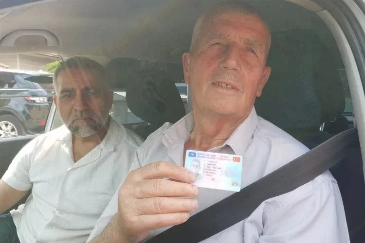 solcugazete's tweet photo. 73 yaşındaki Sebahattin Bozbulut, 5 yılın sonunda 30'uncu denemesinde sürücü belgesi almaya hak kazandı. https://t.co/XsO512vx6f