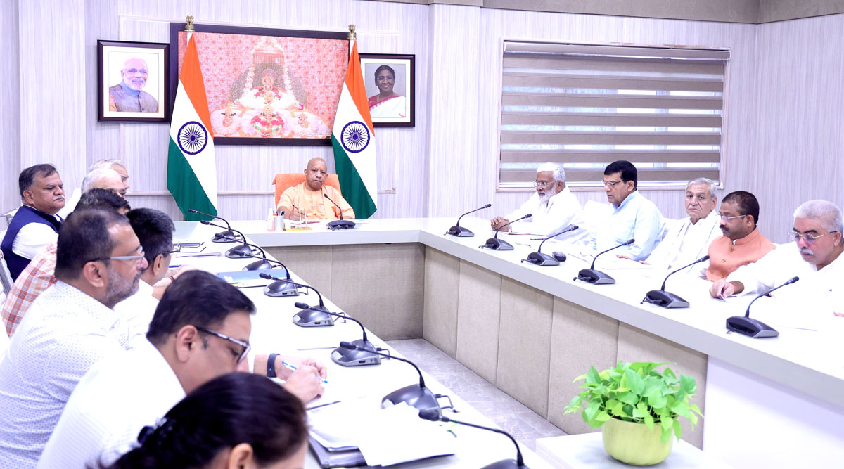 नई बनने वाली हर सड़क की न्यूनतम 05 साल की गारंटी हो और यह सुनिश्चित किया जाए कि सड़क बनाने वाली एजेंसी/ठेकेदार सड़क बनने के अगले 05 वर्ष तक उसके अनुरक्षण की जिम्मेदारी भी उठाएं।

दीपावली से पहले प्रदेश की सड़कों को गड्ढामुक्त बनाने के लिए विशेष अभियान चलाया जाए।