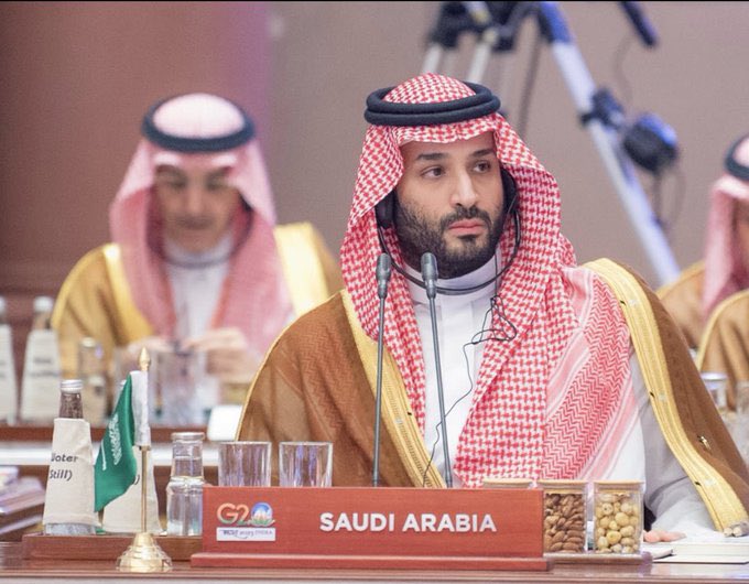 ليامن صفت العشرين جاك القرم مقدمها
عيونه كنها تقول اركدوا حنا هل القمه

            صح لسانك ياسعود