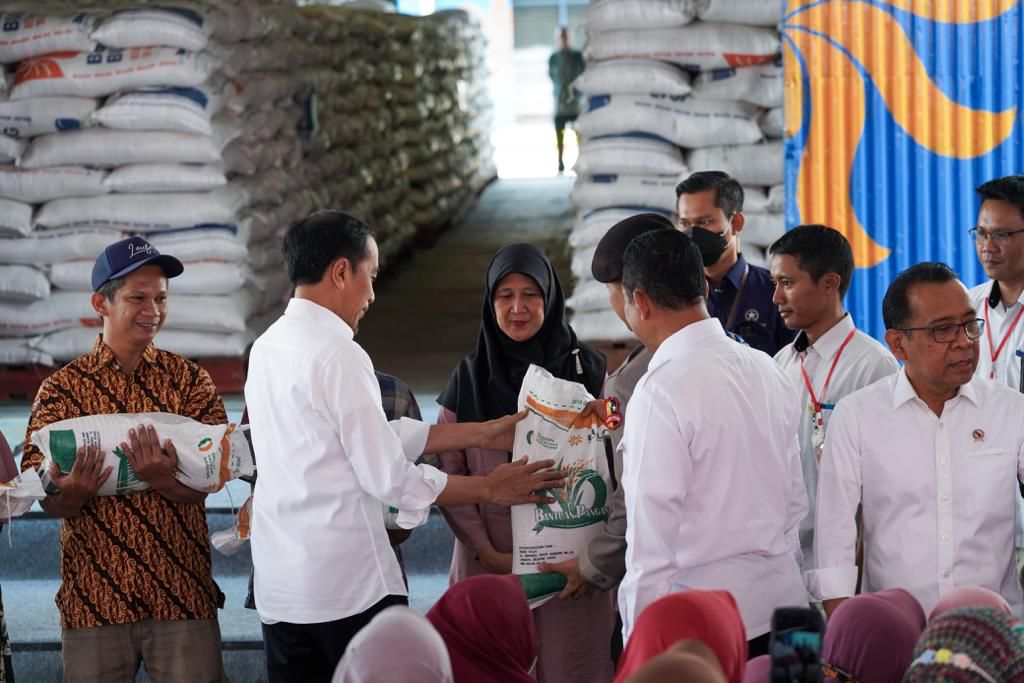 Ily_airaa's tweet photo. Presiden @jokowi didampingi menteri @erickthohir menyalurkan beras gratis kepada masyarakat, sekaligus mengecek ketersediaan cadangan beras Bulog.
BUMN berkomitmen menjaga stabilitas pangan dan pemenuhan kebutuhan pokok masyarakat 
#ET_CawapresUnggulan https://t.co/DDSbxFLJ2o