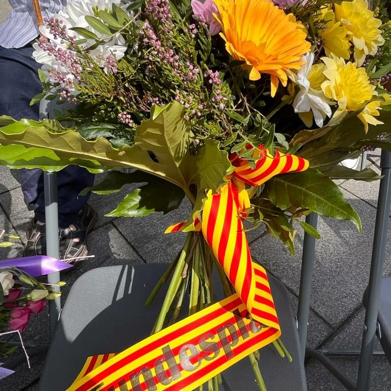 fundesplai's tweet photo. Avui @fundesplai, @fedesplai i diferents esplais com @esplaicanserra, @esplaipubilla, @cebellvitge, @esplai_fontsanta_fatjo, etc. hem participat a les ofrenes florals d'arreu del territori amb motiu de la #Diada de l' Onze de Setembre https://t.co/fsxVj4WMfj