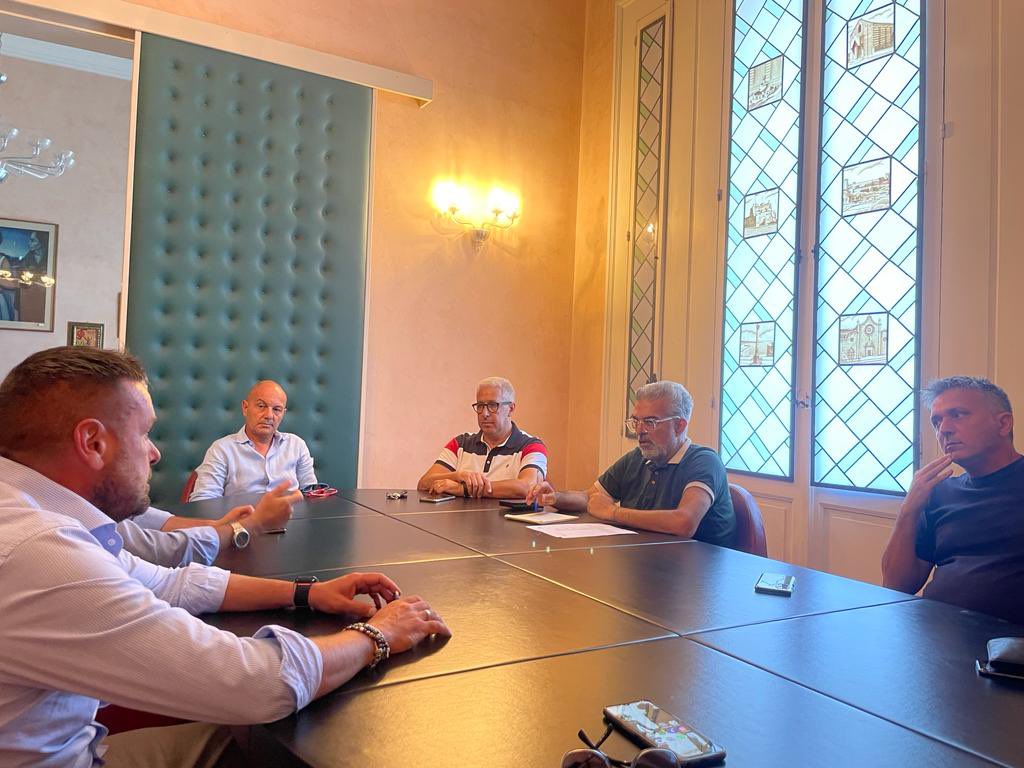 FemcaCISL's tweet photo. 🪧📣No alla chiusura dell’impianto P9T della #Basell a Brindisi. La Femca incontra il Prefetto e il Presidente della Provincia per scongiurare il licenziamento di 47 lavoratori e l’effetto domino che travolgerebbe il petrolchimico e le aziende collegate. 1200 famiglie a rischio. https://t.co/2bmikbNJfR