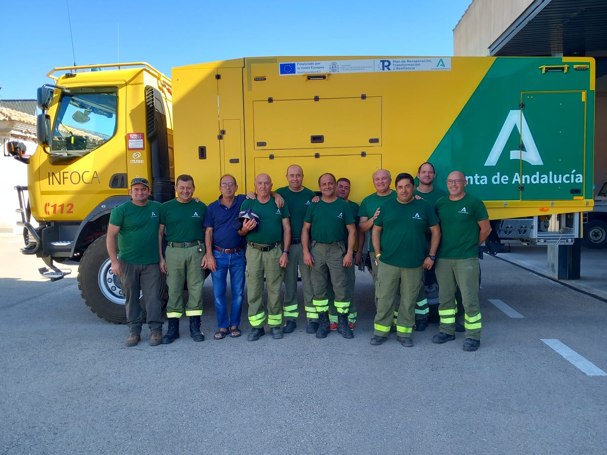 Plan_INFOCA's tweet photo. Hoy cumple 65 años, nuestro compañero Antonio González Osuna, conductor de la autobomba CP-102, del #CEDEFO de #Carcabuey, #Córdoba, el “camión de la Subbética”. Antonio: ¡Enhorabuena por tu jubilación y muchas gracias por todos estos años! ¡Disfruta ahora y un fuerte abrazo! https://t.co/qh4FZZ1kwB