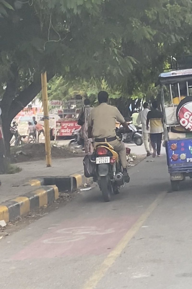 🚨 Caught in the Act! 🚓 Unhelmeted Officer on Duty 👮‍♀️ @CP_PANCHKULA @PanchkulaPolice @DainikBhaskar  #Rulesforall