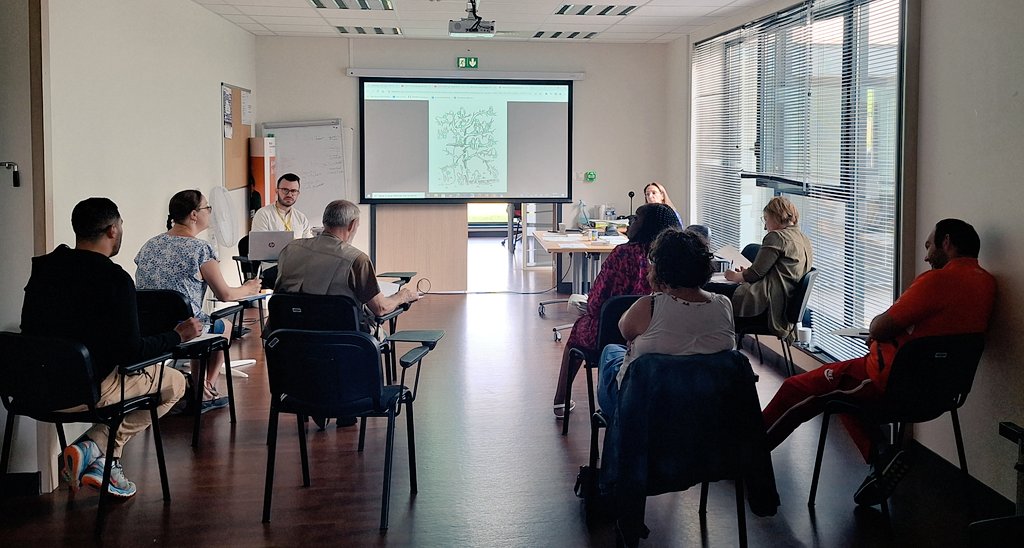 Ce matin au @poleemploi_HDF
Clermont Fitz-James, atelier collaboratif M13 autour de l'#Immersion professionnelle!

💡 Confirmer son projet, se réorienter, initier un recrutement, faire le point sur ses compétences ...

6 présents, des échanges riches !

#PMSMP
#AvecPôleEmploi