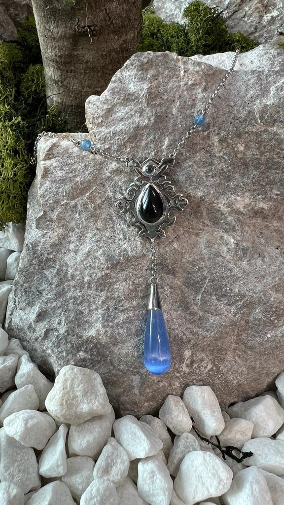 PlayStationES's tweet photo. El personaje de Jill nos conquistó 😍
El juego no sería lo mismo sin ella, estamos seguros. Por ello, @FaySyl_Jewelry creó este colgante hecho totalmente en plata de ley. Es una maravilla que ha salido hasta en televisión 💎 https://t.co/bT0ALDCjil