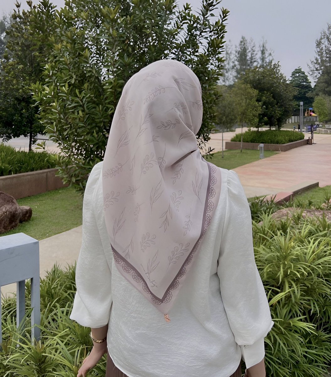 sheeqaaaa's tweet photo. Tak ingat dah berapa kali repeat tudung dari kedai ni. Daripada tak suka bawal, sekarang terus fall in love sebab design dia 🥹

Minimalist, material tebal, tak jarang &amp; awning tak lembik macam cotton murah ♡ https://t.co/rX4KHMuozI