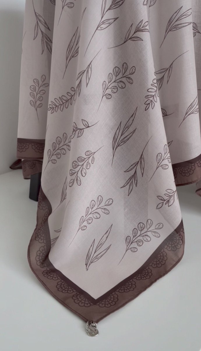 sheeqaaaa's tweet photo. Tak ingat dah berapa kali repeat tudung dari kedai ni. Daripada tak suka bawal, sekarang terus fall in love sebab design dia 🥹

Minimalist, material tebal, tak jarang &amp; awning tak lembik macam cotton murah ♡ https://t.co/rX4KHMuozI