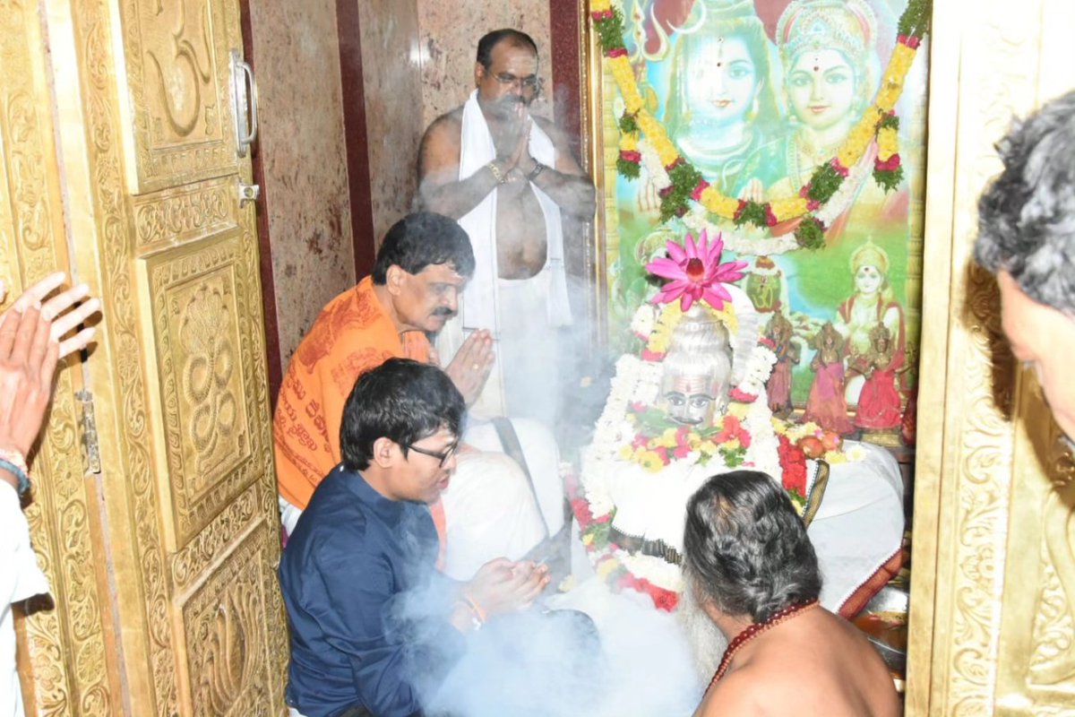 శ్రావణ మాసం చివరి సోమవారం సందర్భంగా  మల్కాజ్ గిరి డివిజన్ పరిధిలోని మారుతి నగర్ శివాలయంలో ఎమ్మెల్యే మైనం పల్లి హన్మంత రావు గారు అభిషేకం మరియు  ప్రత్యేక పూజలు చేయడం జరిగింది.