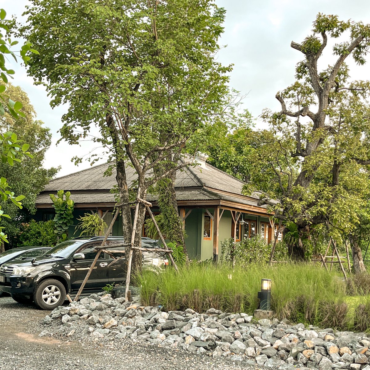jkimfolder's tweet photo. บ้าน little forest 🌳 นครนายก น่ารักมากก ㅜㅜ บ้านสวย landscape ดี เราจองบ้าน 4 คน แค่คืนละ 2800 เหมาะกับวันที่อยากพักผ่อนจริงๆ มีเรือให้พายเล่นด้วย ประทับใจจนอยากกลับไปซ้ำทุกอาทิตย์ https://t.co/dMMkhHppsv