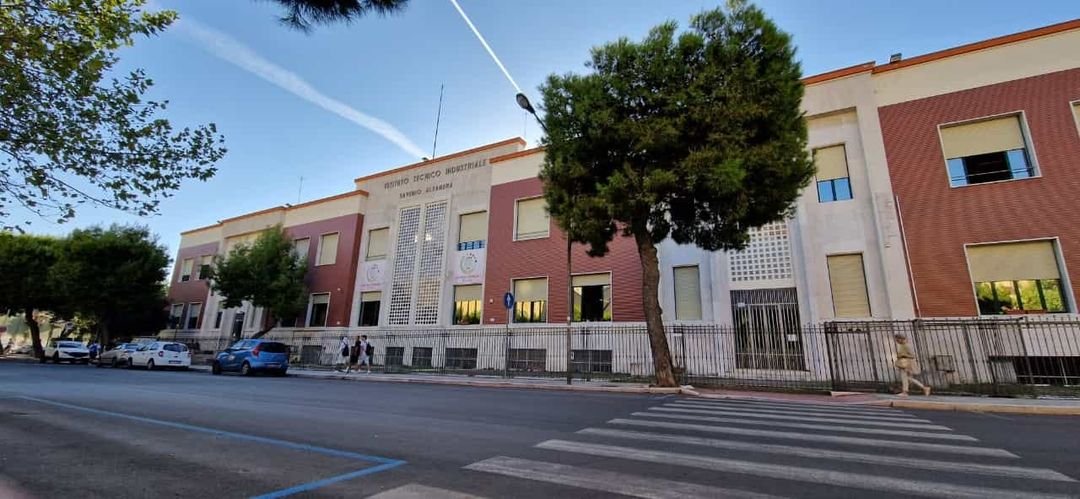 🔔 Buon inizio a quell'adorabile chiacchiericcio mattutino che ravviva tutti i quartieri. Che quei luoghi siano *sempre sicuri e stimolanti*. Il futuro di questa città è nei sogni dei suoi ragazzi. 👦🏻👩🏼👩🏾‍🦱🧒🏻