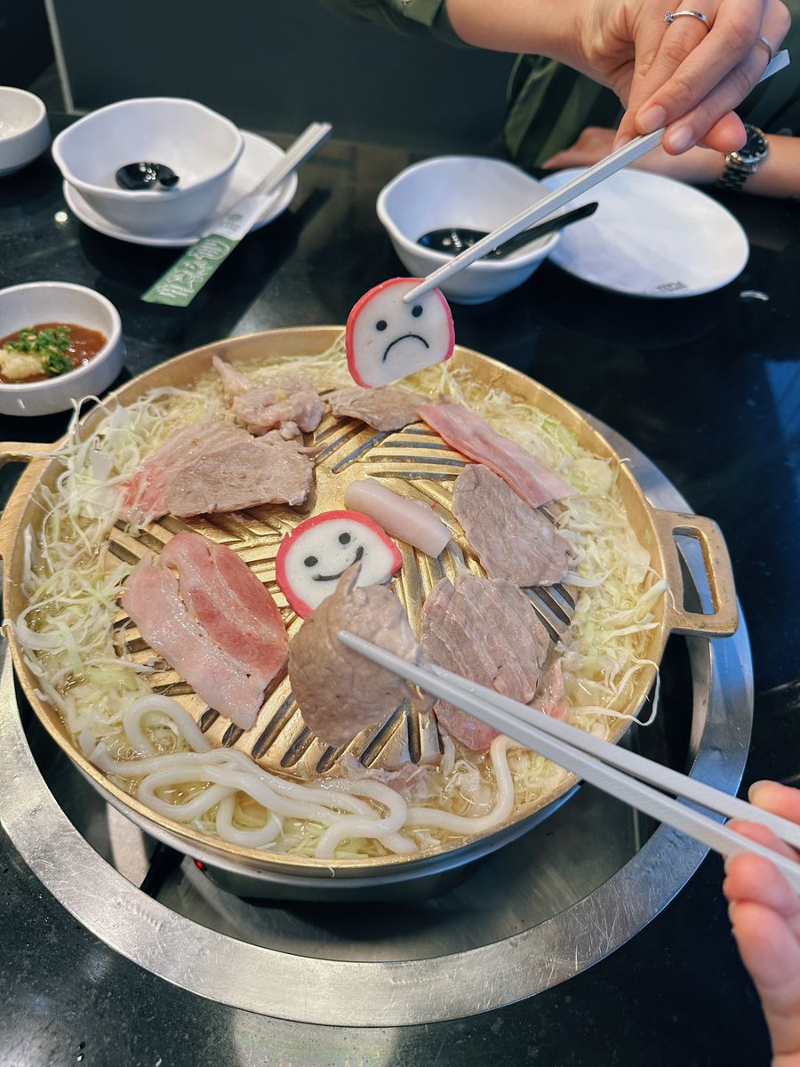 📍 #BarBQPlaza มีเช็ตเมนูใหม่ที่มีถึงแค่ 15 ตุลานี้ 🍽️ #ชุดพลิกPorkคิกคิก 480 บาท 🥓 กินแล้วคุ้ม จานเดียวแต่ซ้อนหมูมาแน่นมาก และพลิกสนุก เจอน้องคามะจังหน้าบึ้ง! ปกติเห็นแต่หน้ายิ้ม :) เหมือนชีวิต #พลิกพลิก ที่มีทั้งดีไม่ดีปนกันไปป่าวนะ 🤔 แต่ก็ยังอร่อยเหมือนเดิม #บาร์บีคิวพลาซ่า