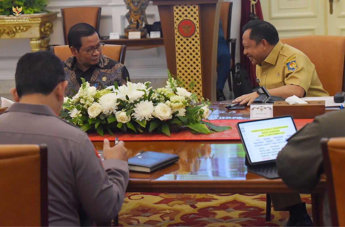 Presiden @jokowi memimpin Rapat Terbatas mengenai Pemberantasan dan Penanganan Kasus Narkoba, di Istana Merdeka, Jakarta, Senin (11/09/2023). Sekretaris Kabinet @pramonoanung turut mendampingi Presiden pada rapat tersebut. #SidangKabinet Foto: Humas Setkab/Rahmat