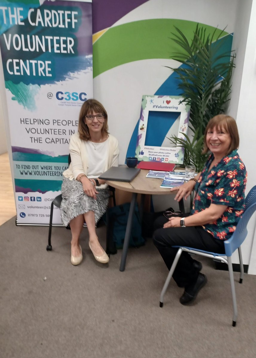CdfVol_Magda's tweet photo. We are lucky to have #volunteers who help us during our drop-in sessions. Affie has supported me with her language skills and shared her experience in #volunteering with the visitors of @welshrefcouncil in #Cardiff today. https://t.co/Y7v0W2fqKh