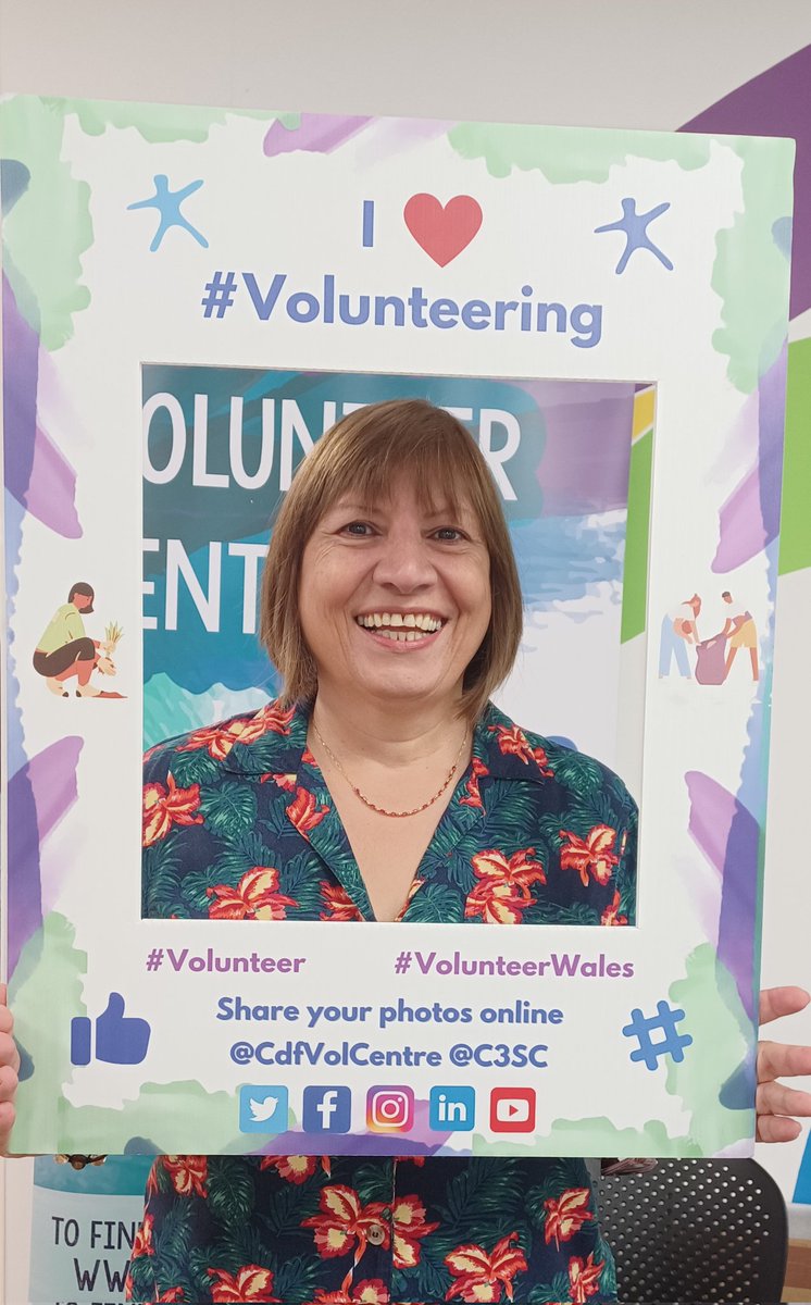 CdfVol_Magda's tweet photo. We are lucky to have #volunteers who help us during our drop-in sessions. Affie has supported me with her language skills and shared her experience in #volunteering with the visitors of @welshrefcouncil in #Cardiff today. https://t.co/Y7v0W2fqKh