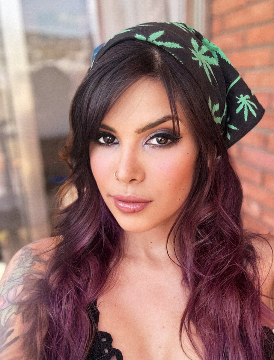 petite_wittch's tweet image. Hiii RT if you like Latin models ? 💕