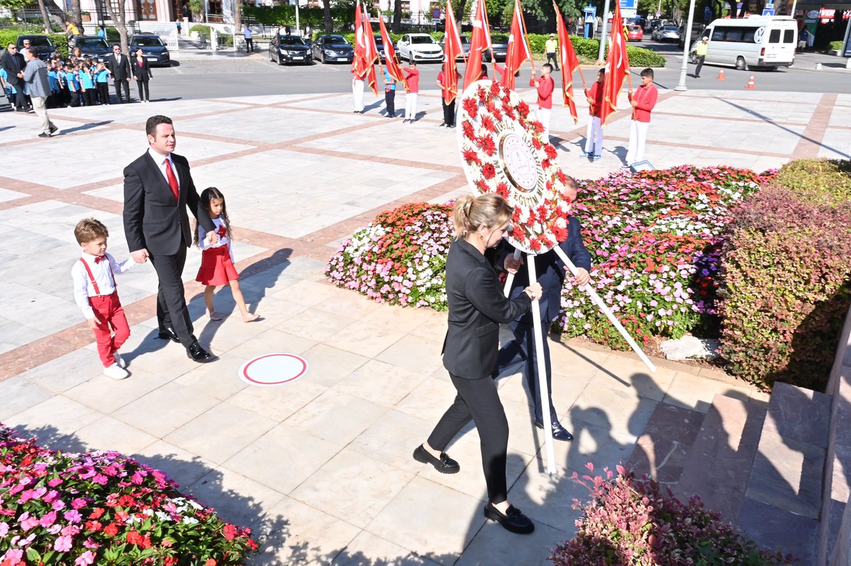 mugla_mem's tweet photo. İlköğretim Haftası Coşkuyla Kutlandı✔️🎈🇹🇷

2023-2024 Eğitim Öğretim Yılı Açılışı ve İlköğretim Haftası Kutlamaları, Atatürk Anıtı’nda düzenlenen Çelenk Sunma Töreni ile başladı.

İl Müdürümüz Sn. @emrecay55, öğrenciler eşliğinde Atatürk Anıtı’na Müdürlük Çelengini Sundu.

@tcmeb https://t.co/tgTyd4Viyd