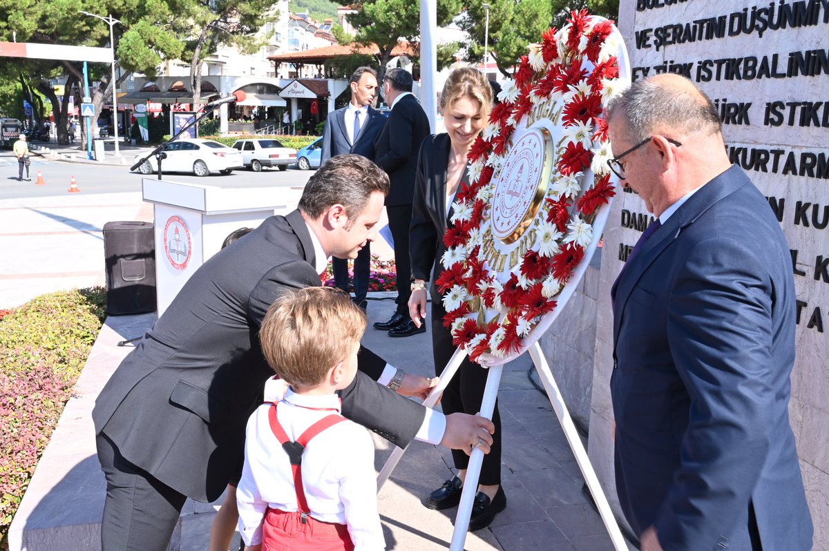 mugla_mem's tweet photo. İlköğretim Haftası Coşkuyla Kutlandı✔️🎈🇹🇷

2023-2024 Eğitim Öğretim Yılı Açılışı ve İlköğretim Haftası Kutlamaları, Atatürk Anıtı’nda düzenlenen Çelenk Sunma Töreni ile başladı.

İl Müdürümüz Sn. @emrecay55, öğrenciler eşliğinde Atatürk Anıtı’na Müdürlük Çelengini Sundu.

@tcmeb https://t.co/tgTyd4Viyd
