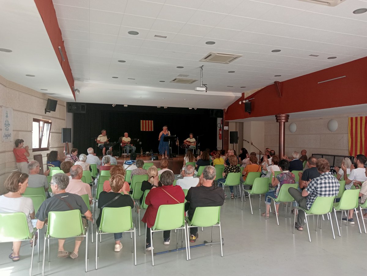 AjCapafonts's tweet photo. Per acabar el matí, s'ha celebrat un concert de música tradicional i popular a les ⏰12:00 h a la 📍Sala Municipal a càrrec del grup Roseret, un acte que ha estat organitzat per l'Ajuntament de Capafonts amb el suport de la Diputació de Tarragona. https://t.co/5kbd1PYlyB