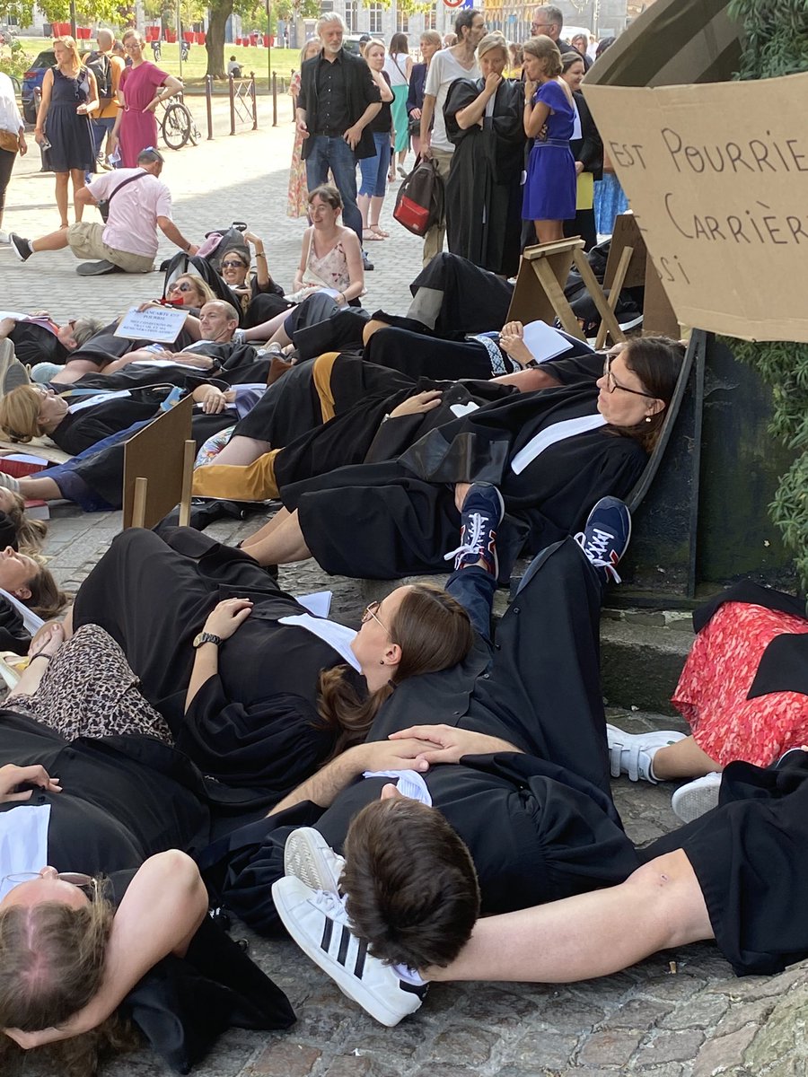 UsmLille's tweet photo. SOS d’une justice en détresse 🆘 @UsmLille aux côtés des agents et greffiers sur les marches du palais ce midi. 👏🏼 à eux pour l’organisation et plein soutien dans leur combat ! https://t.co/eg5m9kP52M