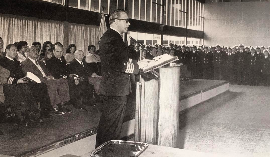 secretosubma's tweet photo. 11Sep76  "La persistente garúa obligó a la Escuela Naval de Valparaíso a trasladar la ceremonia de condecoraciones desde el patio de honor a los comedores. La mayoría de éstas eran para oficiales y suboficiales que tres años antes habían actuado en el golpe militar contra la UP" https://t.co/RBTyCJdCsO