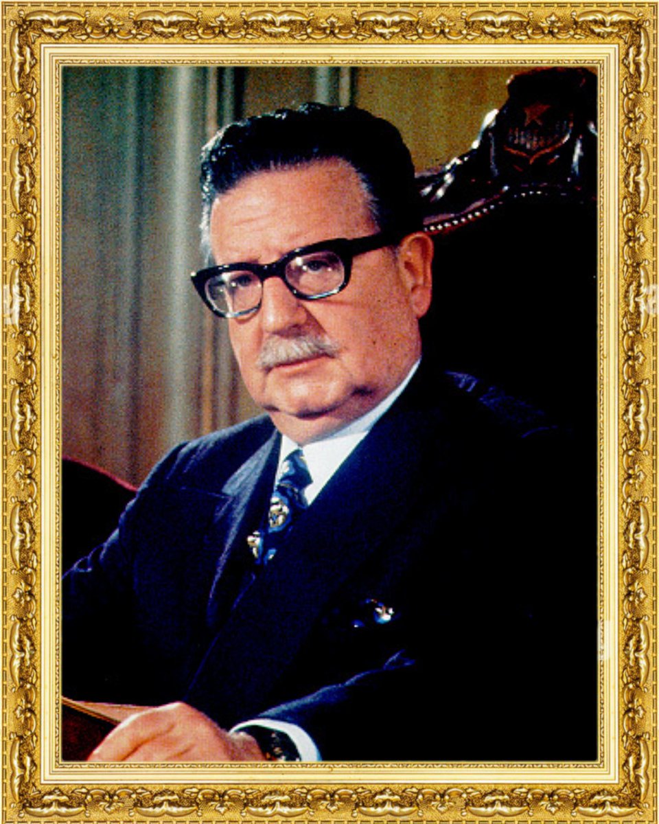 MuseoTuitero's tweet photo. 🖼️«Honor y gloria»
Obra en homenaje al presidente Salvador Allende y a todas las víctimas detenidas ejecutadas y desaparecidas en el Palacio de La Moneda y durante la dictadura a cargo de un ejército de cobardes y a cambio de unos puñados de dólares gringos.
Ni perdón ni olvido. https://t.co/vvmDWJ1JQy