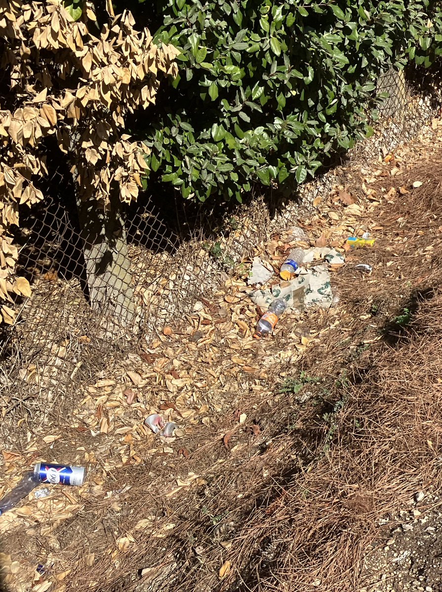 MissEBOz's tweet photo. @AlexandreDoriol je crois en votre engagement envers notre communauté et notre chère ville. Mais je suis attristée de voir tant de déchets avenue Roumanille. Si des bénévoles sont nécessaires pour des opérations de nettoyage, dites nous et je serais heureuse d’aider . Merci 🙏 https://t.co/FXeNcxpX3s