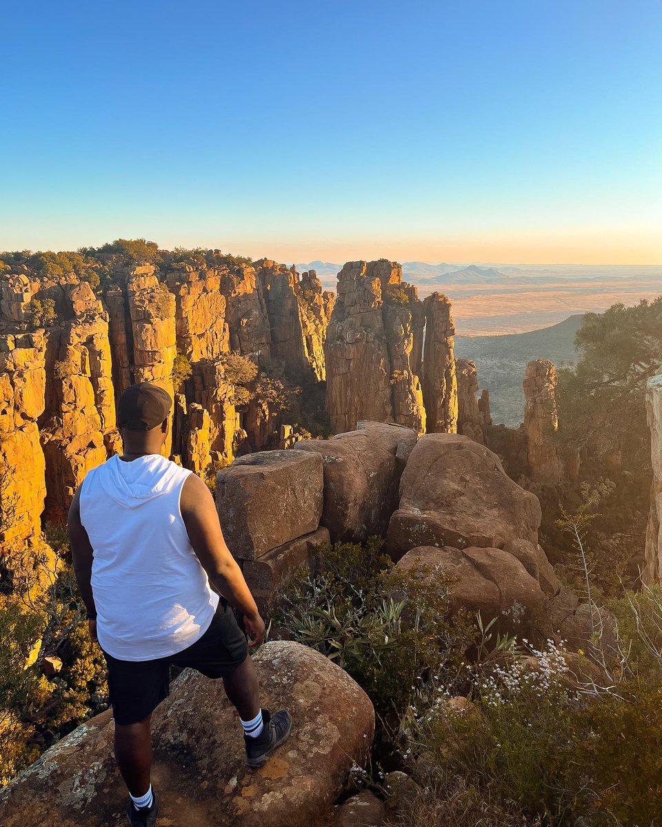 📸@lesiba_lekalakala says "A few years ago I drove past the #ValleyOfDesolation on my way to #knysna &amp; promised myself I’d come visit. I kept that promise &amp; spent the past 2 days exploring this valley and it’s town #GraaffReinet" #CamdebooNationalPark #LiveYourWild <a href="/SANParks/">SANParks</a>